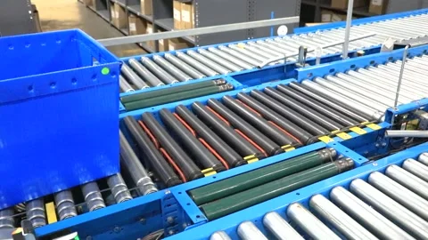 Bins Move Down A Conveyor Belt in Shipping Distribution Warehouse Vídeo Stock 167560641