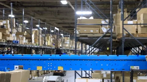 Bins Move Down A Conveyor Belt in Shipping Distribution Warehouse Vídeo Stock 167560654