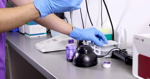 Biochemist working in a laboratory 動画素材 172398314