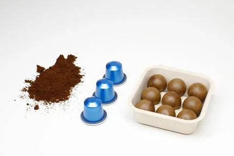 Biodegradable coffee pods vs plastic capsules. sustainability concept Foto stock