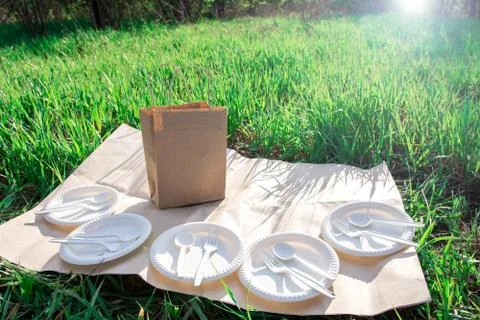 Biodegradable corn starch cookware and craft picnic bag. Foto stock