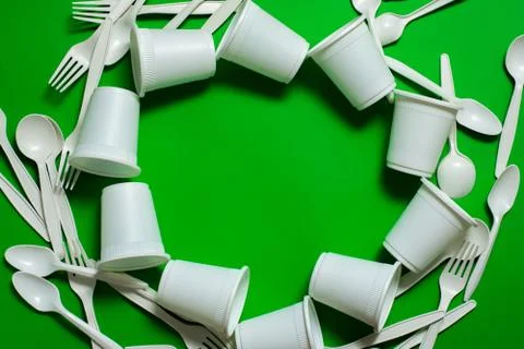 Biodegradable disposable spoons, forks and glasses of corn starch. Foto stock