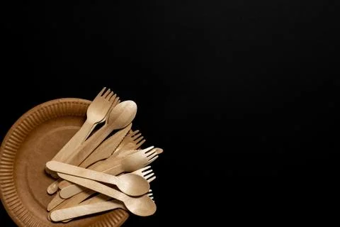 Biodegradable disposable tableware on a black background. Foto stock