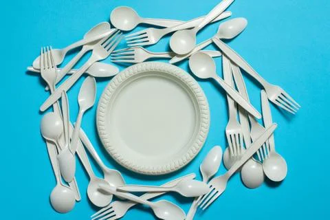 Biodegradable eco-friendly disposable tableware on a blue background. Foto stock