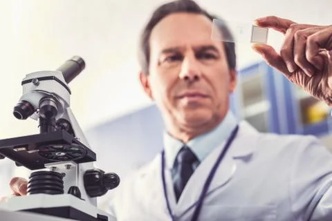 Bioengineer performing parental test in laboratory Stockfoto's