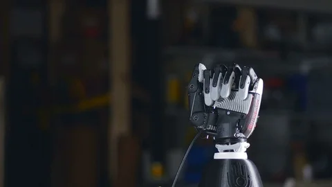 Bionic arm. Innovative robotic hand made on 3D printer. Futuristic technology Vidéo 72377589
