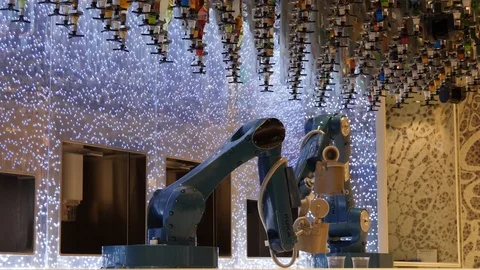 Bionic bar - Robots making cocktails on a cruise ship 库存影片 121538834