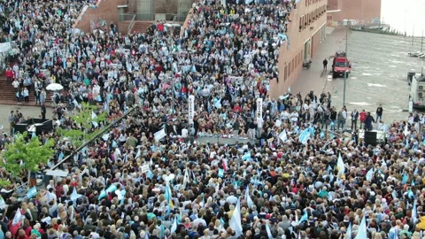 Bird eye and zooming of a crowd and to the stage. Vídeos de archivo 168711069