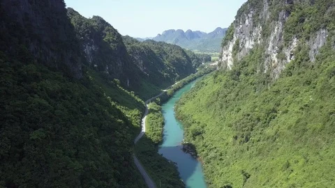 Bird eye view calm river and empty highway in green canyon 스톡 동영상 98635330