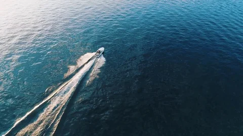 Bird Eye View of Luxurious Speed Boat On The Lake 库存影片 79581675