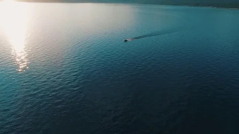 Bird Eye View of Luxurious Speed Boat On The Lake Vidéo 79581693