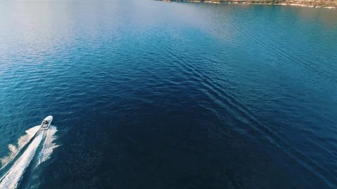 Bird Eye View of Luxurious Speed Boat On The Lake Vídeos de archivo 79581908