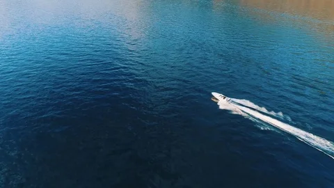 Bird Eye View of Luxurious Speed Boat On The Lake Vidéo 79581987