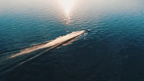 Bird Eye View of Luxurious Speed Boat On The Lake Stockbeeldmateriaal 79582080