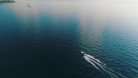 Bird Eye View of Luxurious Speed Boat On The Lake 库存影片 79582172