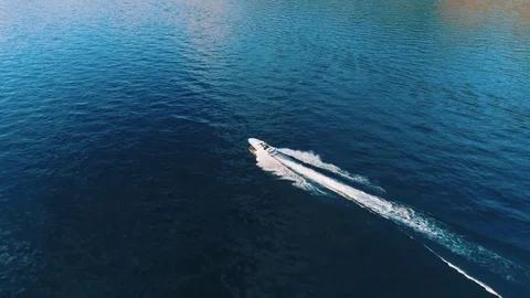Bird Eye View of Luxurious Speed Boat On The Lake Видео 79582180