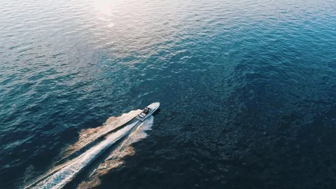 Bird Eye View of Luxurious Speed Boat On The Lake 库存影片 79582319