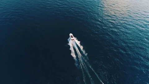 Bird Eye View of Luxurious Speed Boat On The Lake Видео 79582380