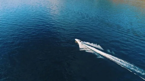 Bird Eye View of Luxurious Speed Boat On The Lake Video stock 81342189