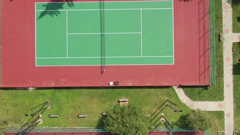 Bird eye view of new empty tennis court in sunny day Vídeo Stock 262864128