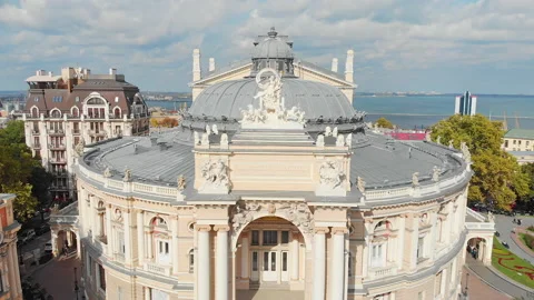 Bird eyes view on Odesa Opera and Ballet Theater Video stock 155691111