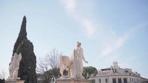 Bird Flying Around Statues in Rome 스톡 동영상 255408931
