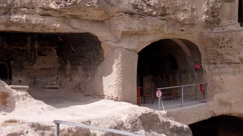 Bird flying inside the uplistsikhe ancient rock-hewn town 库存影片 340264710