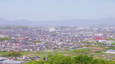 A bird of prey gliding gracefully over lush mountains in Saga, Japan Vídeos de archivo 333205226