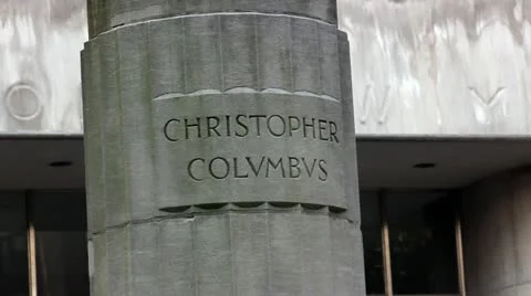 A bird sits atop a statue of Christopher Columbus. 스톡 동영상 20636726