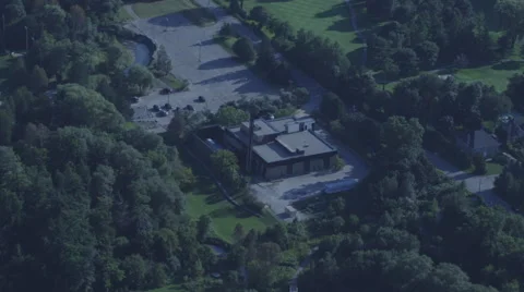 Birds eye of building surrounded by trees Vidéo 56887804
