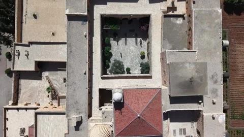 Bird’s Eye Descent Into Deyrulzafaran Monastery Courtyard 4K Vídeo Stock 337059322