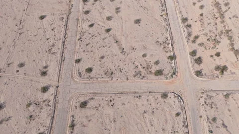 Birds Eye Drone Flyover of Two Parallel Abandoned Streets in Salton City Vidéo 332638233