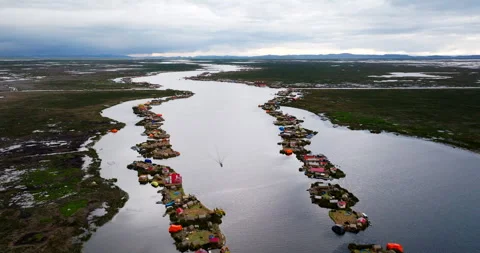 Bird's-eye drone view over Uros floating islands on Lake Titicaca in Peru Stockbeeldmateriaal 330980174