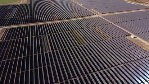 Bird's-eye perspective of solar farm with orderly panels Video stock 346064714