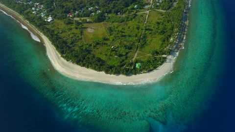 Birds eye view of the blue lagoon and sandy beach island in the Maldives Stock-Footage 136901352