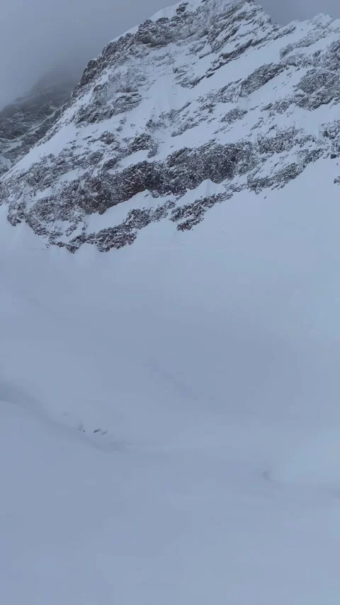 Bird's eye view from the cable car on the top of Jungfrau mountain. Vidéo 274778510