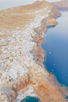 Bird's-eye view capturing the dramatic volcanic caldera and the famous clif.. Foto stock