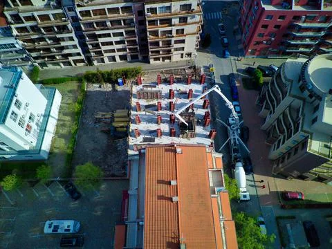 Bird's eye view of diligent construction of large multi-storey resort apartme Stock-Fotos