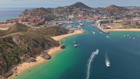 Bird's-eye view of a dolly in approaching the bay of Cabo San Lucas, featuring Видео 334833223