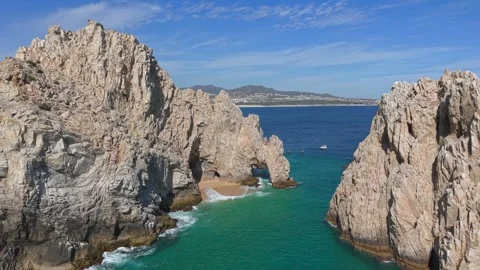 Bird's-eye view dolly in of the Cabo San Lucas arch, with solitary rocky Vidéo 334833152