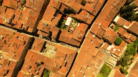 Bird's-eye view flight over the terracotta roofs of Florence Video stock 319962371