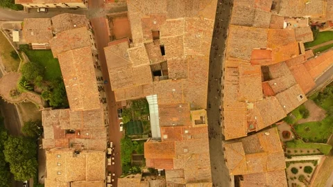 Bird's-eye view flight over medieval Tuscan town of San Gimignano Video stock 319964051