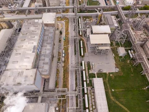 Bird's eye view of industrial complex with pipelines and buildings Stockfoto's