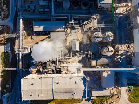 Bird's eye view of an industrial complex featuring several buildings, tanks,  Stock-Fotos