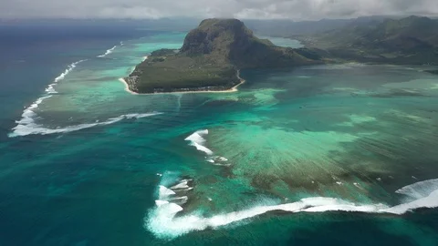 Bird's-eye view of mount Le Morne Brabant and the waves  in Mauritius. Stock-Footage 129071073
