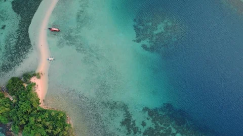 Bird's eye view moving forward over snake island in El Nido, Palawan 4k drone Stockbeeldmateriaal 93967732