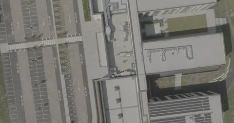Birds-Eye-View New School Building England Car Park Solar Panels Rooftop D-Log Vídeos de archivo 257928080