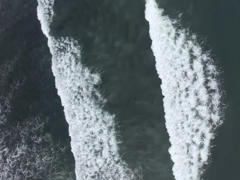 Birds eye view of ocean waves in Iceland Видео 72325384