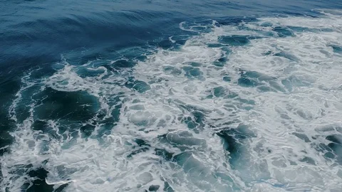 Bird's eye view of ocean waves crashing against an empty beach from above. Stockbeeldmateriaal 108249702