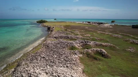 Bird's eye view of remote tropical island with turquoise Caribbean waters and 库存影片 339088305